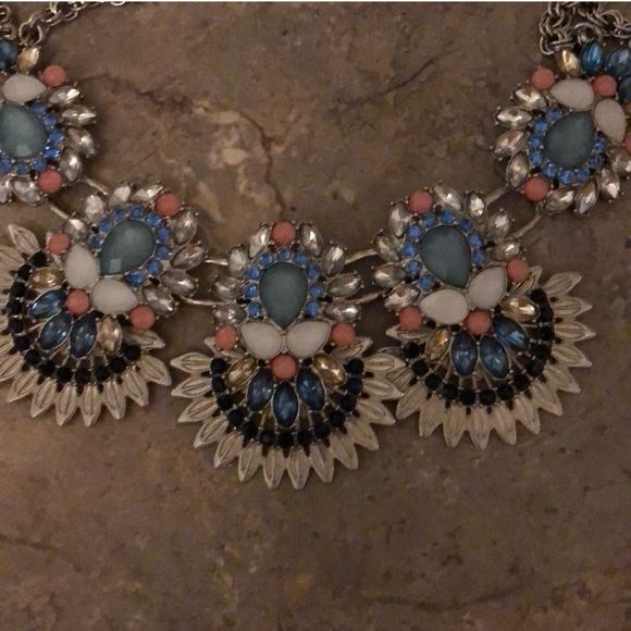 💎 Stunning Statement Necklace 💎 - Picture 6 of 7